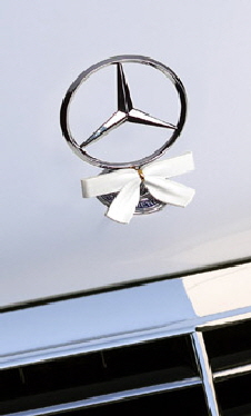 Holiday White SratWreath bow on Mercedes hood #StarWreath